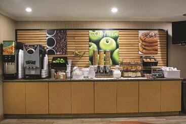 Отель La Quinta Inn By Wyndham Auburn Worcester