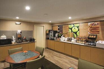 Отель La Quinta Inn By Wyndham Auburn Worcester