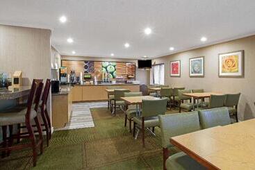 Отель La Quinta Inn By Wyndham Auburn Worcester