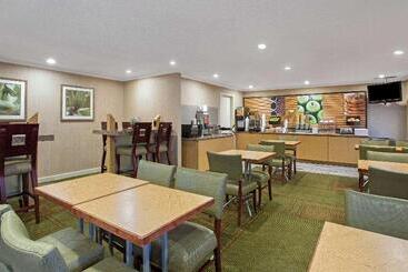 هتل La Quinta Inn By Wyndham Auburn Worcester