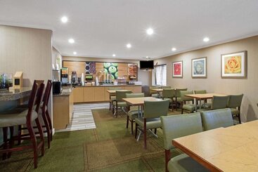 Отель La Quinta Inn By Wyndham Auburn Worcester