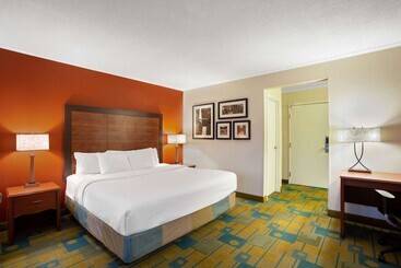 Отель La Quinta Inn By Wyndham Auburn Worcester