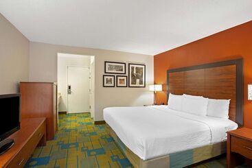 Отель La Quinta Inn By Wyndham Auburn Worcester