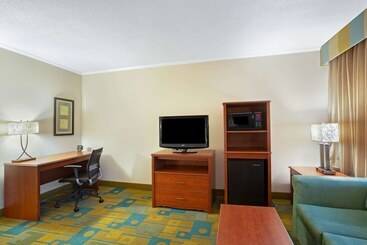 Отель La Quinta Inn By Wyndham Auburn Worcester