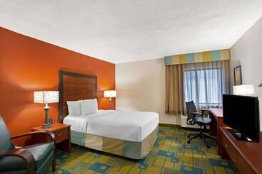 Отель La Quinta Inn By Wyndham Auburn Worcester
