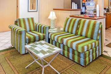هتل La Quinta Inn By Wyndham Milwaukee Airport / Oak Creek