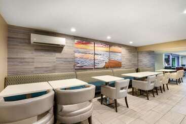 هتل La Quinta Inn By Wyndham North Myrtle Beach