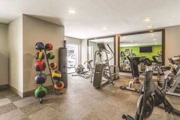 هتل La Quinta By Wyndham Cleveland   Airport North