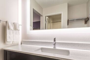 هتل La Quinta By Wyndham Cleveland   Airport North