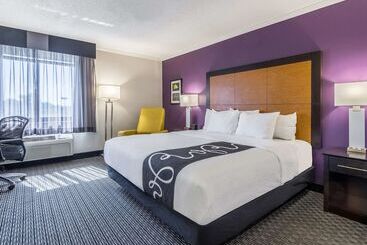هتل La Quinta By Wyndham Cleveland   Airport North
