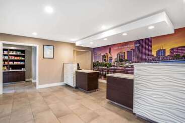 هتل La Quinta By Wyndham Hartford Bradley Airport