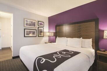 هتل La Quinta By Wyndham Hartford Bradley Airport