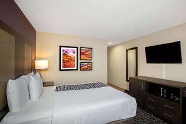 هتل La Quinta Inn & Suites By Wyndham Las Vegas Nellis