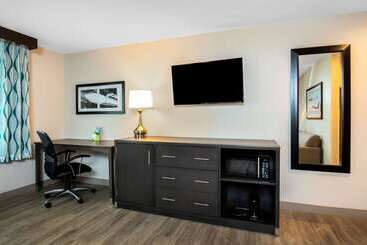 هتل La Quinta Inn & Suites By Wyndham Las Vegas Nellis