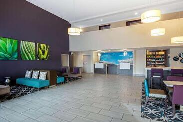 هتل La Quinta Inn & Suites By Wyndham Las Vegas Nellis