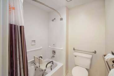 هتل La Quinta By Wyndham Nashville Airport