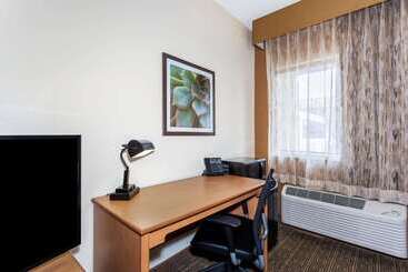 هتل La Quinta By Wyndham Orlando South