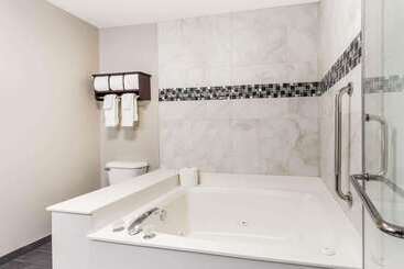 هتل La Quinta By Wyndham Rockford