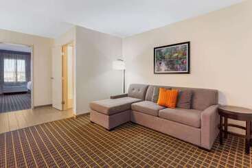 هتل La Quinta By Wyndham Rockford
