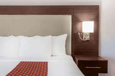 هتل La Quinta By Wyndham Rockford