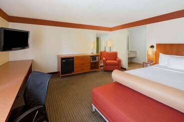 هتل Spark By Hilton Savannah Midtown