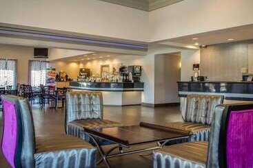 هتل Quality Inn & Suites At Airport Blvd I65