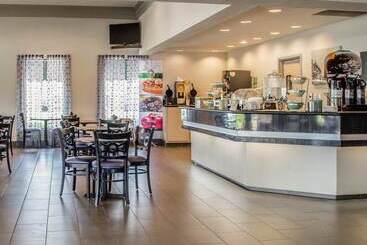 هتل Quality Inn & Suites At Airport Blvd I65
