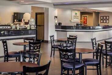 هتل Quality Inn & Suites At Airport Blvd I65