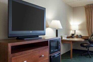 هتل Baymont By Wyndham Jamestown Conference Center & Water Park