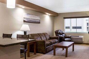هتل Baymont By Wyndham Jamestown Conference Center & Water Park