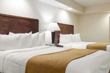 هتل Baymont By Wyndham Jamestown Conference Center & Water Park