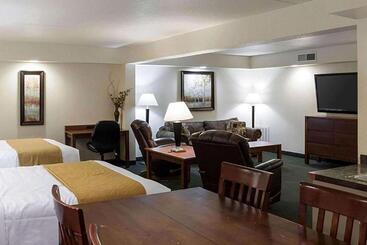 هتل Baymont By Wyndham Jamestown Conference Center & Water Park