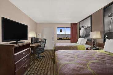 هتل Super 8 By Wyndham Fort Myers
