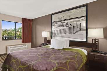 هتل Super 8 By Wyndham Fort Myers