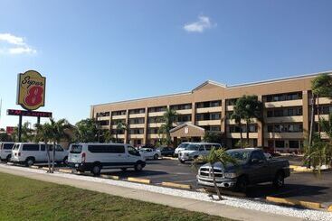 هتل Super 8 By Wyndham Fort Myers