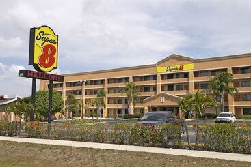 هتل Super 8 By Wyndham Fort Myers