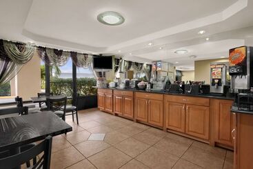 هتل Super 8 By Wyndham Fort Myers