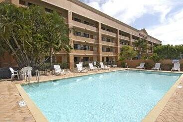 هتل Super 8 By Wyndham Fort Myers