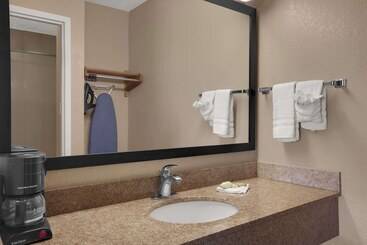 هتل Super 8 By Wyndham Fort Myers