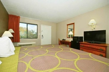 هتل Super 8 By Wyndham Fort Myers