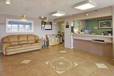 هتل Super 8 By Wyndham Fort Myers