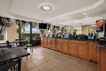 هتل Super 8 By Wyndham Fort Myers