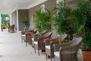 هتل The Grand At Bedford Village Inn