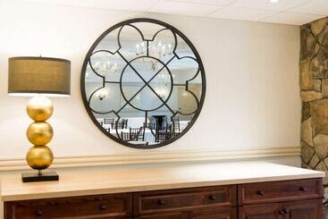 هتل The Grand At Bedford Village Inn
