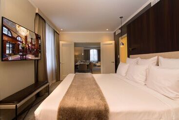 هتل The Benson Portland, Curio Collection By Hilton