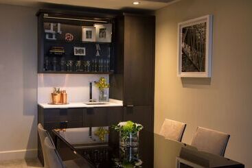 هتل The Benson Portland, Curio Collection By Hilton