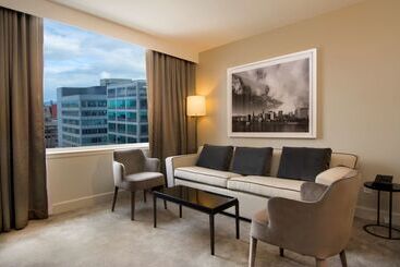 هتل The Benson Portland, Curio Collection By Hilton