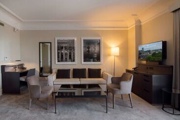 هتل The Benson Portland, Curio Collection By Hilton