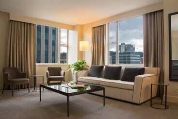 هتل The Benson Portland, Curio Collection By Hilton