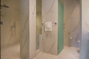 هتل The Benson Portland, Curio Collection By Hilton